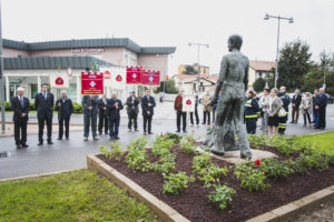 Stendardi alla statua del donatore Stendardi alla statua del donatore